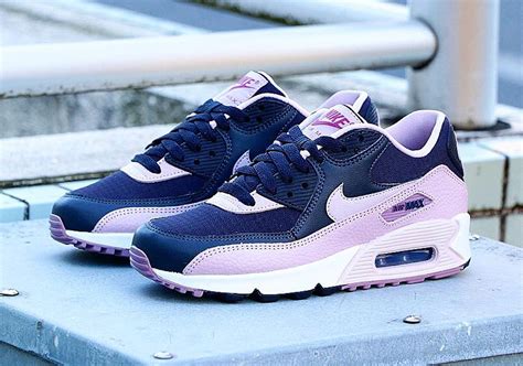 Nike Air Max 90 Women's Shoes .